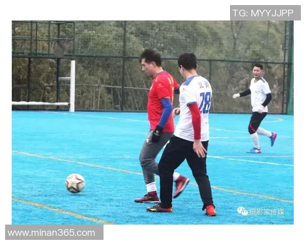 足球明星的专属旋律与梦想之歌：为绿茵场上的英雄谱写的英文乐章